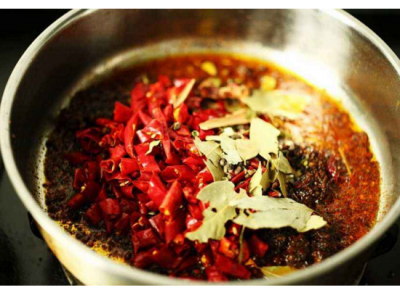 重慶火鍋底料供應(yīng)商如何進(jìn)行產(chǎn)品優(yōu)化？